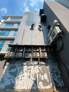 Tim rope access CAT Waterproofing sedang 
mengerjakan waterproofing dinding eksterior 
gedung di Jabodetabek