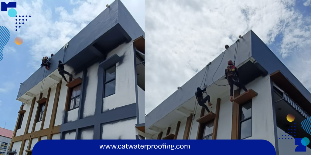 Pekerja menggunakan teknik rope access untuk melakukan waterproofing pada dinding eksterior gedung perkantoran