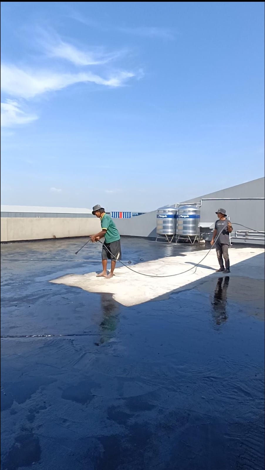 Pengerjaan coating waterproofing pada bidang dak beton